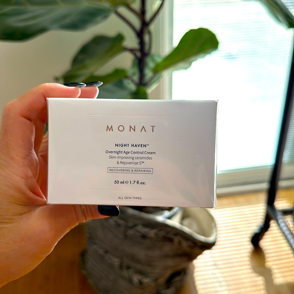Monat Night Haven overnight age control cream